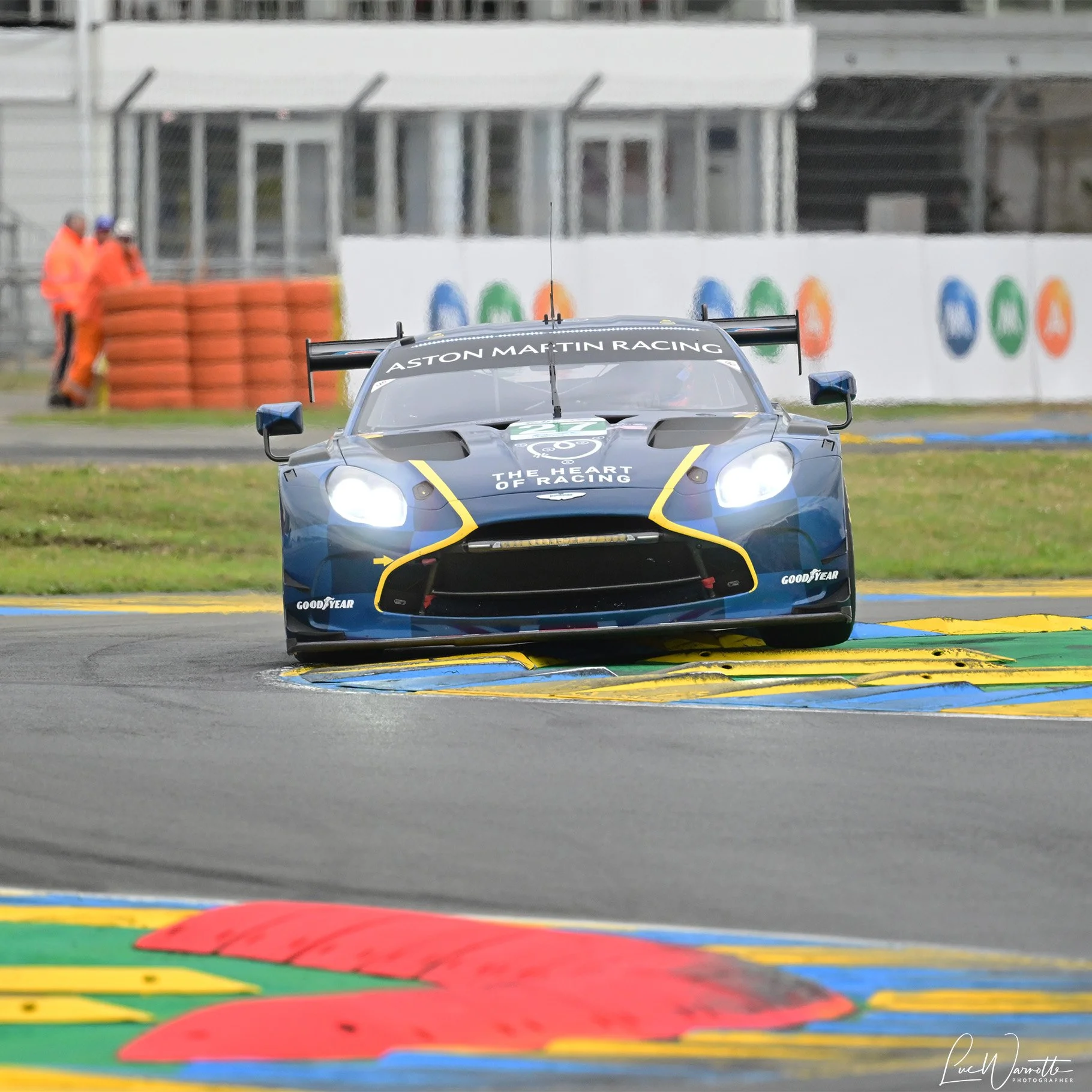 専用 Aston Martin Vantage & Ferrari 296 Aston Martin Vantage and Ferrari 296 in front row — Car Racing